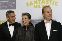 George Clooney y Bill Murray junto a Felicity Dahl, viuda del autor del libro en que se basa la cinta "The Fantastic Mr. Fox"
